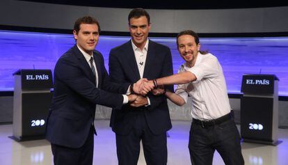 Rivera, Sánchez e Iglesias se estrechan las manos antes del debate de EL PAÍS.