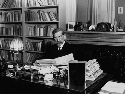 Charles Maurras, en su despacho en febrero de 1932.