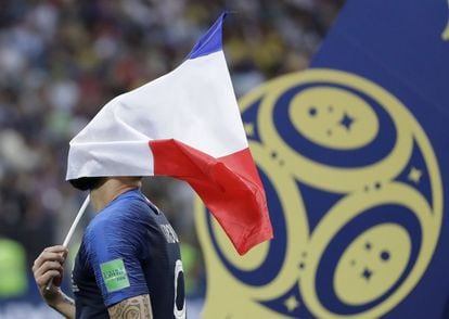 Olivier Giroud, se tapa la cara con la bandera francesa. 