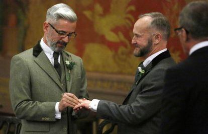 Andrew Wale y Neil Allard intercambian anillos en su boda en Brighton