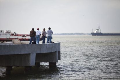 Embarcaciones de compañías petroleras llegan al muelle de Ciudad del Carmen.