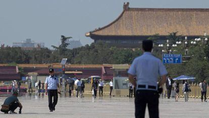 Varios agentes de policía vigilan la plaza de Tiananmen en Pekín el 3 de junio.