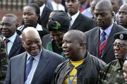Malema (centro), líder del Congreso Nacional Africano, con el presidente surafricano, Jacob Zuma.