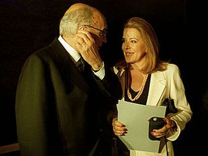 Mariluz Barreiros, presidenta de la Fundación Eduardo Barreiros, con José Saramago.