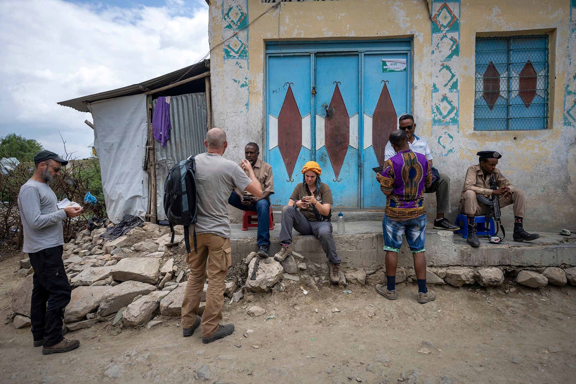 El equipo de arqueólogos del proyecto Statehorn prepara una de sus salidas de prospección en el pueblo etíope de AwBarre, en la frontera con Somalilandia.