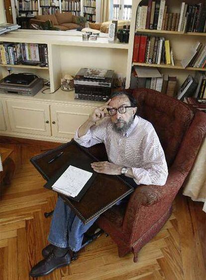El escritor Juan Eduardo Zúñiga, en su casa de Madrid.