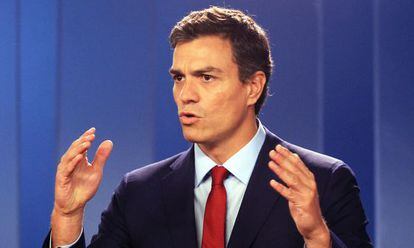 El secretario general del PSOE, Pedro S&aacute;nchez, habla con los medios en Colombia.