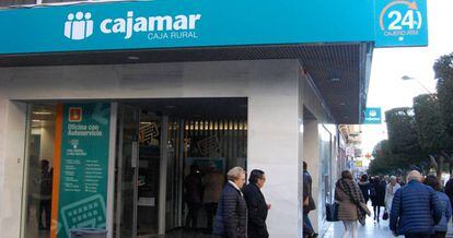 Exterior de oficina de Cajamar.