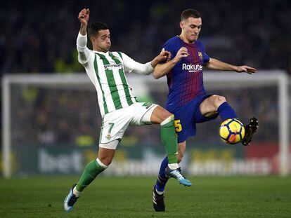 Vermaelen ante Sergio León en el Betis-Barça.