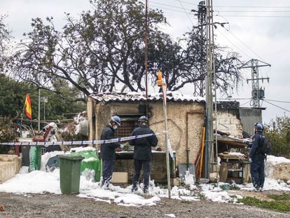 Tres agentes de la Policía Nacional en la vivienda donde han fallecido dos personas en un incendio en Churriana (Málaga).