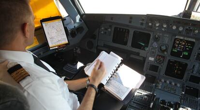 Un piloto de Iberia repasa la documentación de la cartera de vuelo, actualmente digitalizada. Pablo Monge