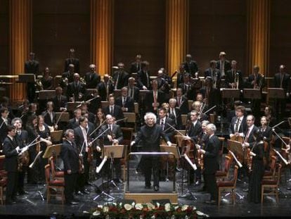 Simon Rattle, al frente de la Filarm&oacute;nica de Berl&iacute;n, en la actuaci&oacute;n que realizaron en el Teatro Real en 2011. 