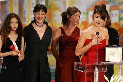 Las actrices Yohana Cobo, Blanca Portillo, Lola Dueñas, Penélope Cruz y Carmen Maura recogen el premio a la Mejor Interpretación fermenina por Volver.