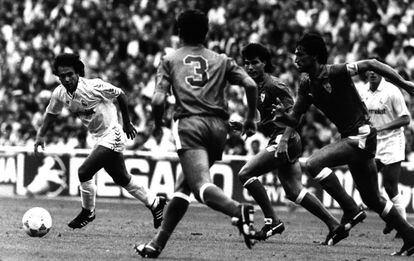 Hugo Sánchez conduce el balón ante varios jugadores del Sevilla, en 1987.