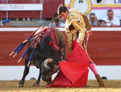 Remate de Ángel Téllez ante el tercer toro de La Quinta.