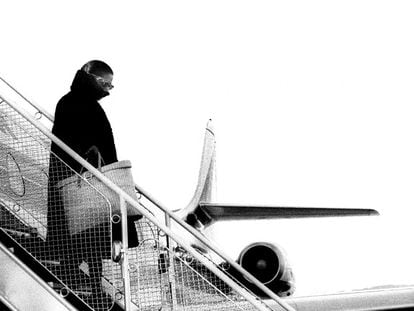 Carmen Amaya viaja del avión que la trae desde México al aeropuerto de El Prat en Barcelona en 1963. Vuelve para rodar Los Tarantos. Es la primera vez que Colita vio a la bailaora.