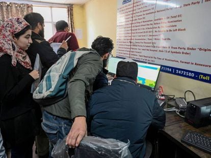 Estudiantes de Cachemira intentan acceder a Internet el 26 de noviembre en Srinagar.