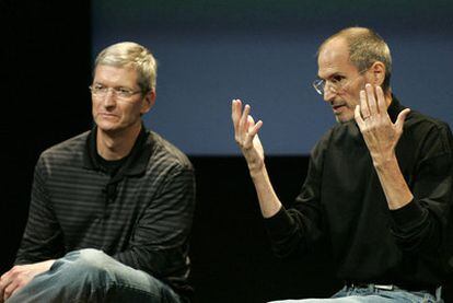 El consejero delegado de Apple, Steve Jobs (a la derecha), y su jefe de operaciones, Tim Cook, el pasado julio en Cupertino (California).