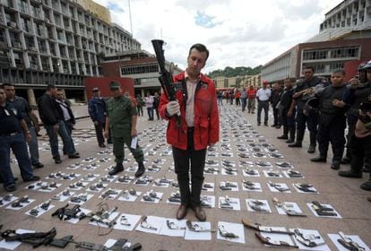 El ministro del Interior venezolano, Tareck El Aissami, sostiene un rifle durante una confiscación de armas ilegales en 2009.