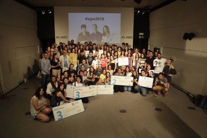 Los premiados en la decimoséptima edición de EL PAÍS de los Estudiantes posan juntos.