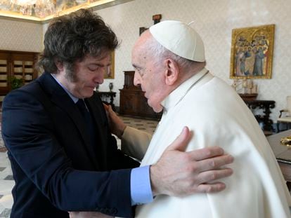 El presidente argentino, Javier Milei, saluda al papa Francisco en el Vaticano, este lunes.