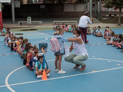 Una docente del colegio Jesús y María de Valencia, se saluda con una alumna durante el primer día de la Comunitad Valenciana.