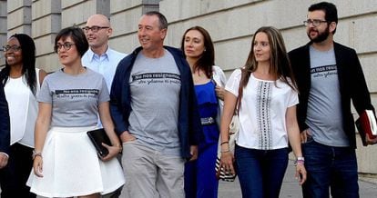 Los diputados de Compromís, con sus camisetas reivindicativas.