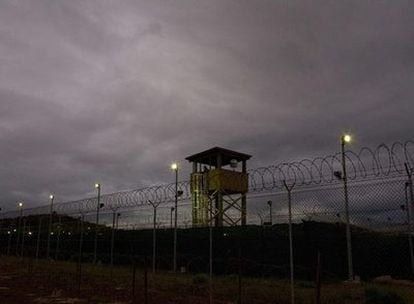 Torre de vigilancia de la cárcel de la base estadounidense de Guantánamo (Cuba).
