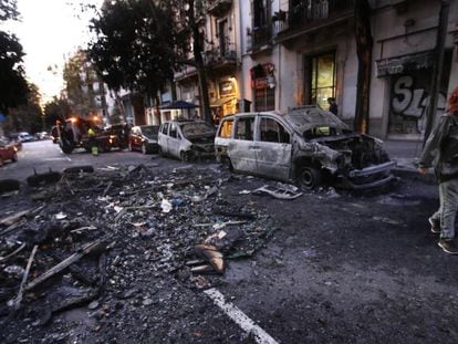 La calle de Roger de Flor, donde la noche del miércoles ardieron contenedores y coches durante los disturbios. En vídeo, los vecinos relatan los momentos de tensión que vivieron por las barricadas encendidas por los radicales.