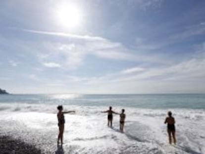 un grupo de turistas en el mar Mediterr&aacute;neo.