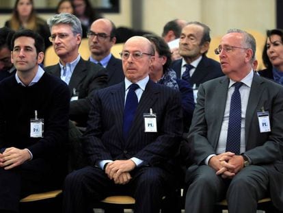 El expresidente del grupo Pescanova Manuel Fernández de Sousa-Faro (d), sentado en el banquillo de la Audiencia Nacional.
