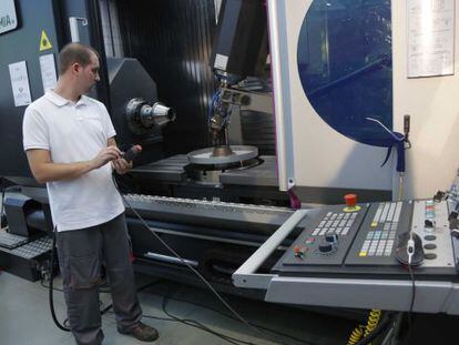 Un operario pone en funcionamiento la impresora 3D creada por Ibarmia, Tecnalia y la UPV.