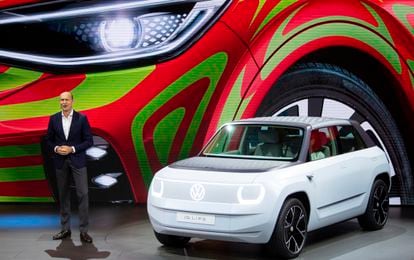 El ejecutivo de Volkswagen Ralf Brandstaetter presenta el prototipo ID.Life. 