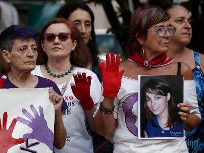 Decenas de ciudadanos y representantes de instituciones concentrados el 3 de julio de 2023 en Pamplona para recordar a Nagore Laffage, asesinada en los Sanfermines de hace 15 años.
