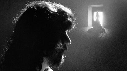 La silueta de Camarón de la Isla, universalmente identificable, en el spot de Cruzcampo.