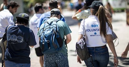 Voluntarios de Mutua participan en una actividad con personas con discapacidad.
