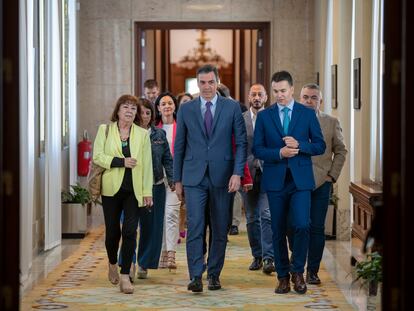 Pedro Sánchez, rodeado de dirigentes socialistas, este miércoles en un pasillo del Congreso.