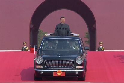 El líder chino Xi Jinping en una limusina descapotable durante el desfile para conmemorar el 70 aniversario de la fundación de la China comunista, en Beijing.
