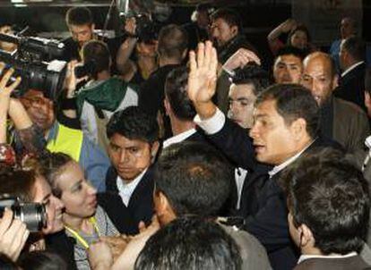 El presidente de Ecuador, Rafael Correa, saluda a su llegada hoy al Palacio de Vistalegre, en Madrid.