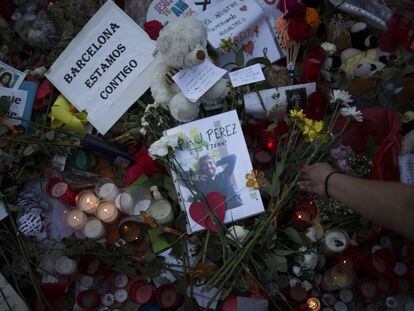 Flores y fotos en homenaje a Pau P&eacute;rez Vill&aacute;n, asesinado por un yihadista en Vilafranca del Pened&eacute;s.