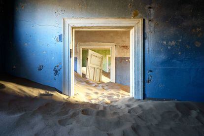 Un edificio de la ciudad fantasma de Kolmanskop, en Namibia, recubierto de arena.
