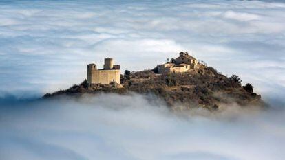 Castillo y colegiata de Mur, dónde se hizo el primer arrancamiento de murales románicos.