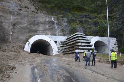 Entrada del túnel de Agua de Obispo gravemente dañado que conecta Acapulco y Chilpancingo, cerca de Chilpancingo, México.