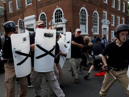 Miembros de un grupo de supremac&iacute;a blanca este verano durante los disturbios de Charlottesville.