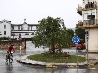 Otro ciclista circula por el lugar donde esta ma&ntilde;ana un hombre de 45 a&ntilde;os ha muerto tras ser atropellado por un conductor de 81 a&ntilde;os.