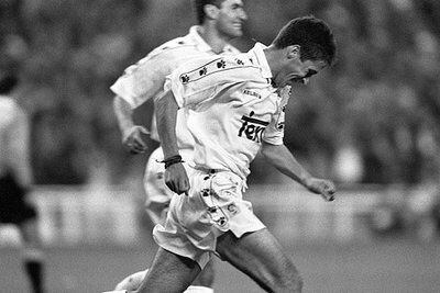 Raúl, ante Michel, celebra el gol marcado al Atlético una semana después de su debut.