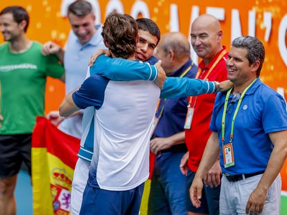 Carlos Alcaraz abraza a su entrenador Juan Carlos Ferrero, en el Masters 1000 de Miami, en abril.