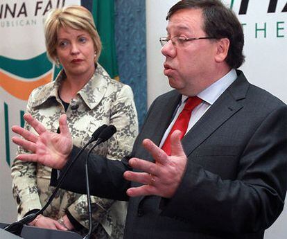 Brian Cowen anuncia su decisión ayer en Dublín.