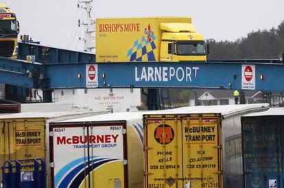 Camiones desembarcan de un ferry en el puerto de Larne, en Irlanda del Norte, el pasado 2 de febrero.