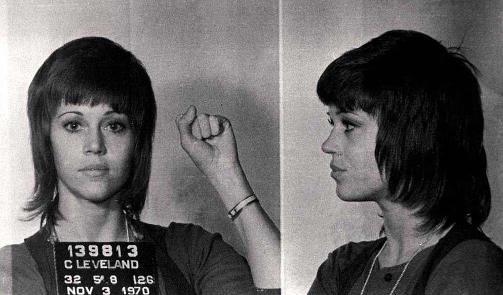 La foto policial de Jane Fonda tras su detención en 1970 se convirtió en una imagen icónica al instante: orgullosa y desafiante, la actriz levanta su puño izquierdo. Hasta el peinado que lucía se puso de moda.